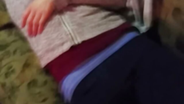 Utmerket :  Nerdete jente lokker boksen trener i awesome knulle på sofaen Hot porno norske erotiske filmer 