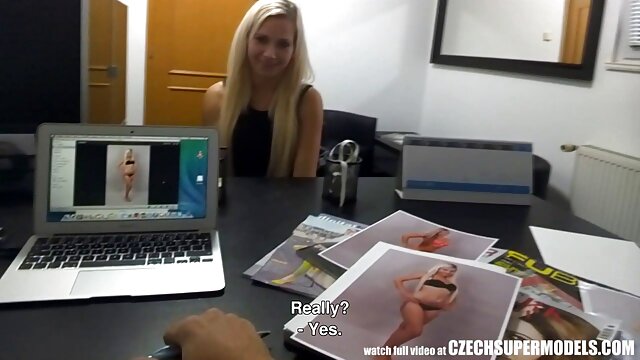 Utmerket :  Stilig brunette og svart bruiser har anal sex på hvit sofa Hot porno norske erotiske filmer 